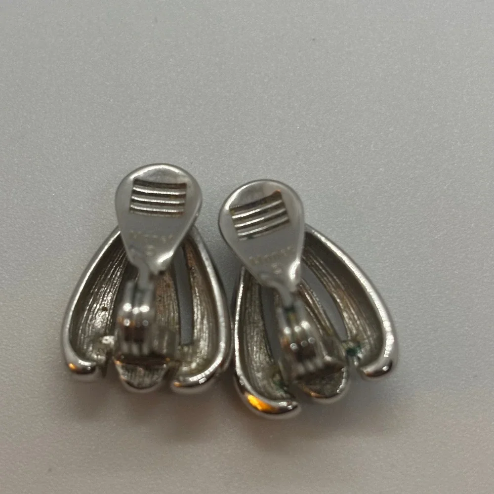Monet Vintage‎ Silver Tone Triple Teardrop Clip On Earrings 4510